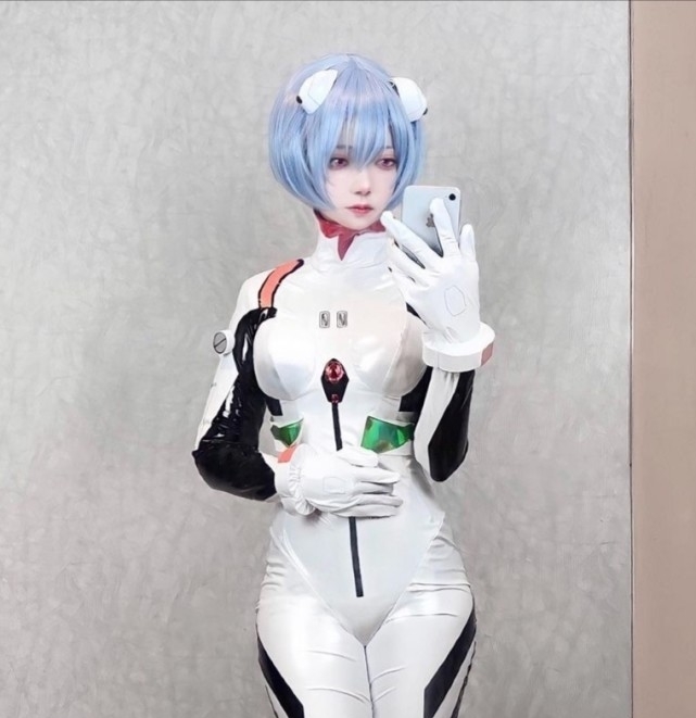 绫波丽|小姐姐一人COS绫波丽和明日香,配上胶衣,气质拿捏得很稳