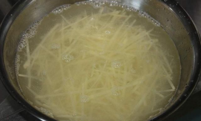 酥脆可口|炒土豆丝,不要用盐水浸泡,把盐水变成“它”,酥脆可口