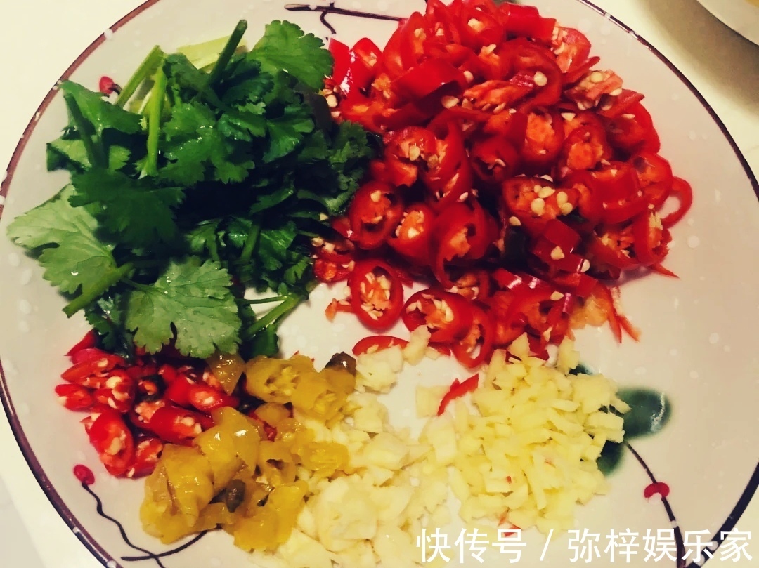 翻炒均匀|美食家常菜推荐杏鲍菇炒肉，生葱炒鸡蛋，小炒黄牛肉，美味下饭
