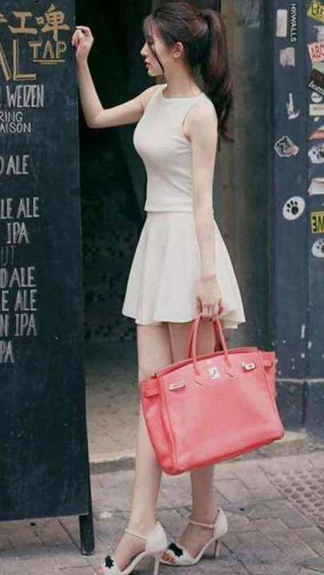 身姿|街拍:感性活泼的美女,曲线丰腴,曼妙身姿优雅感十足!