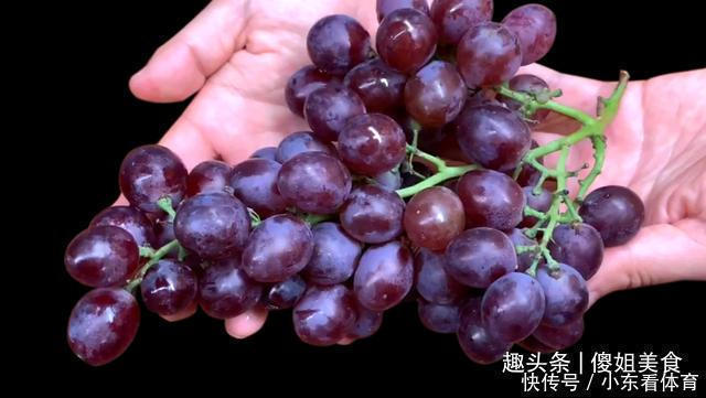 洗葡萄时，用盐还是用面粉？果农：都不对，如此洗吃着才放心