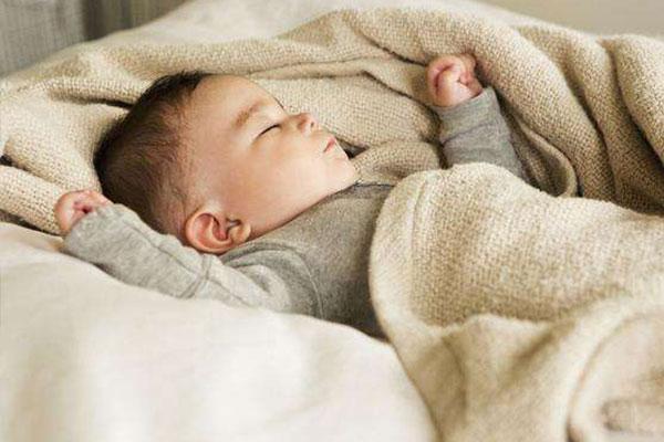 一字马|宝宝“一字马”睡姿走红,3个月会劈叉,网友:体操女王来了