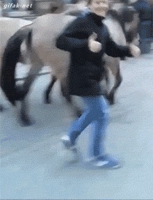 |搞笑GIF图:美女刚睡醒的样子vs你刚睡醒的样子!