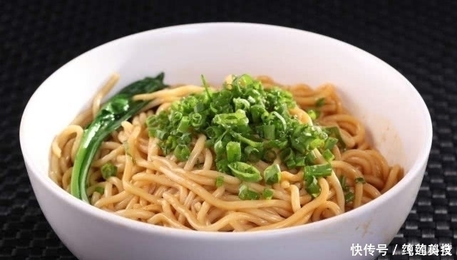想吃葱油面不用买,简单4步就能做好,面条好吃到流口水