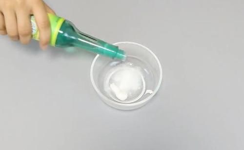 每次洗衣服时滴一滴它,不用搓就能干净如新,可惜知道的人不多