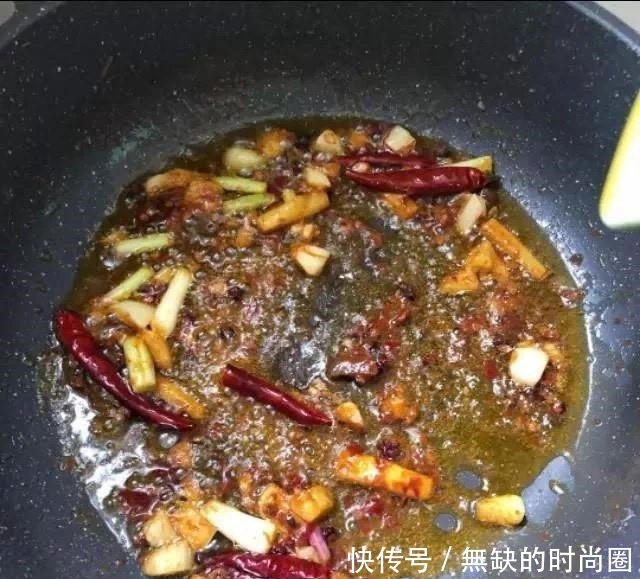 香辣鸡煲的家常做法，口感麻辣鲜香，鸡肉软烂，一大锅都吃完了