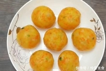 土豆最好吃的做法,不放面粉,比煎饼还香,好吃不上火,一盘吃光