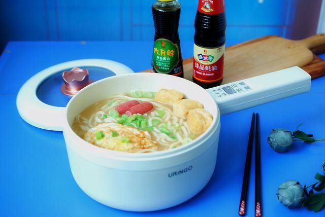 天冷,别亏待自己,给自己煮一碗热乎乎的葱香鸡蛋面,真香啊