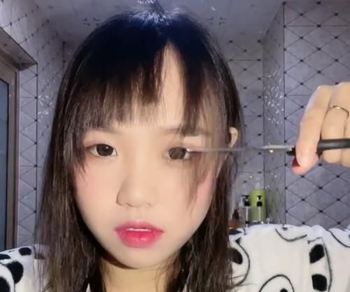 女学生在家自己剪刘海，越剪颜值给人感觉越高，剪完后居然直接判若两人