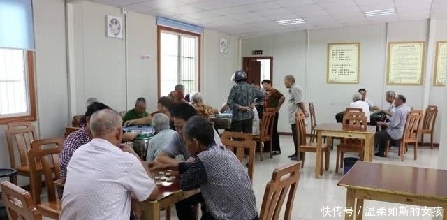 营养均衡|奶奶炫耀把孙子养的白胖,路人看后无奈:赶紧去医院看看吧