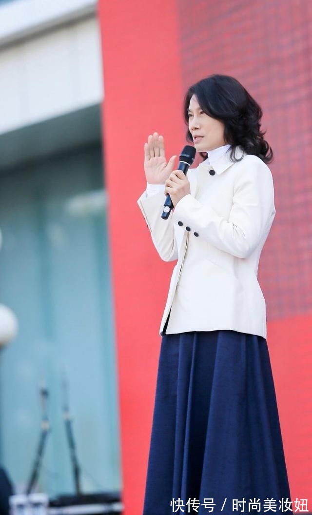 露肩|董明珠不愧是见过世面,穿露肩裙配高领打底,端庄又高级洋气