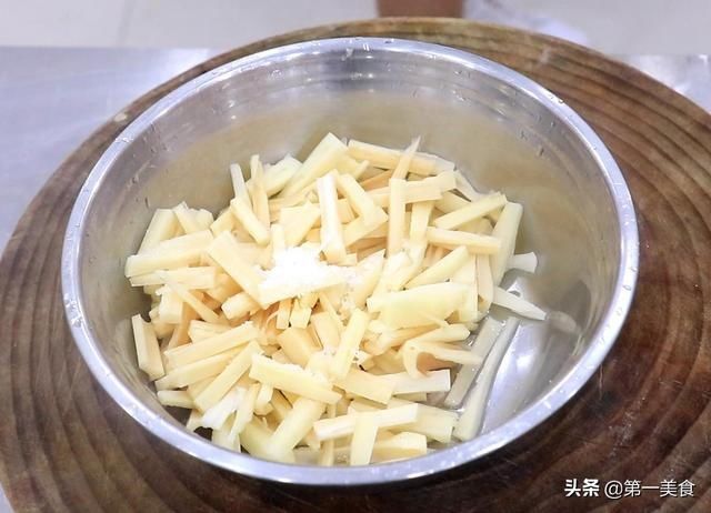 做法|厨师长分享莲藕新吃法，地道老式做法，一煎一顿，出锅比肉还香