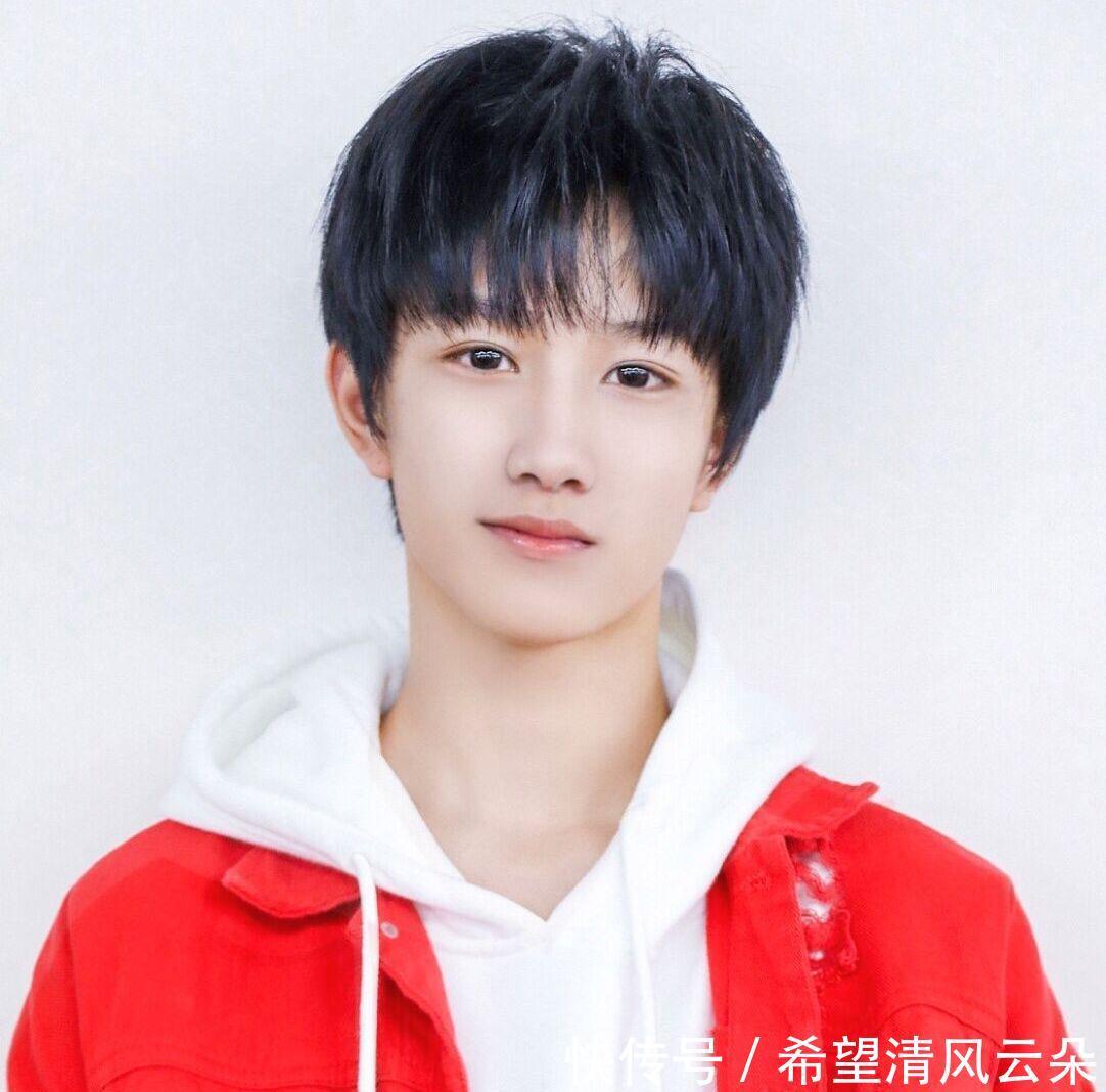 官方|好消息!斗罗大陆真人版官方照来了,肖战手举蓝银草,特效满分!