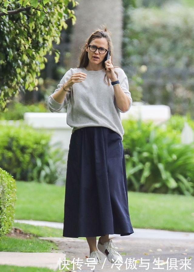 建议每个中年女人都学,极简法式优雅穿搭,这才是终极穿衣目标