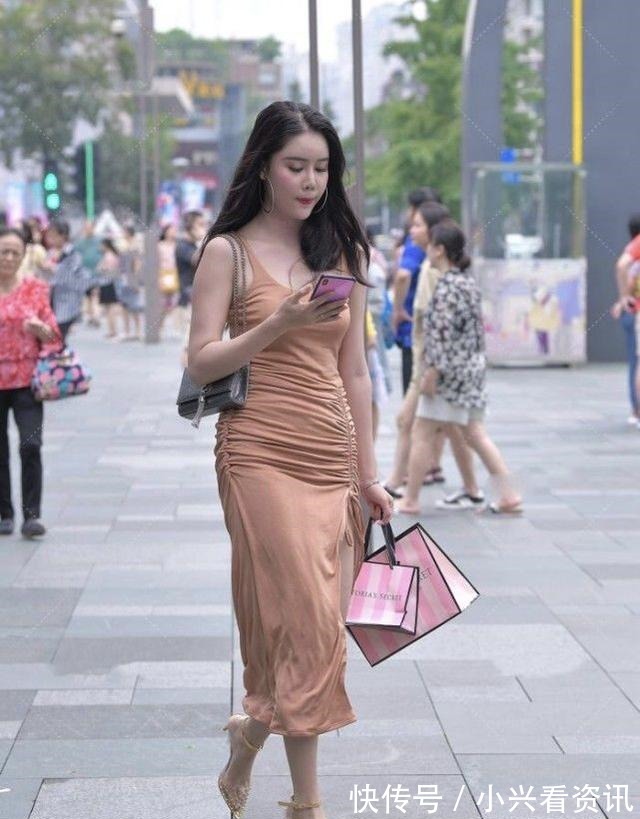 低跟鞋|淡红色连衣裙搭配金色低跟鞋，青春靓丽，气质迷人
