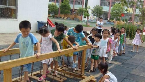 坦言|幼儿园老师坦言别让孩子穿这3种衣服来上学,好看却容易出问题