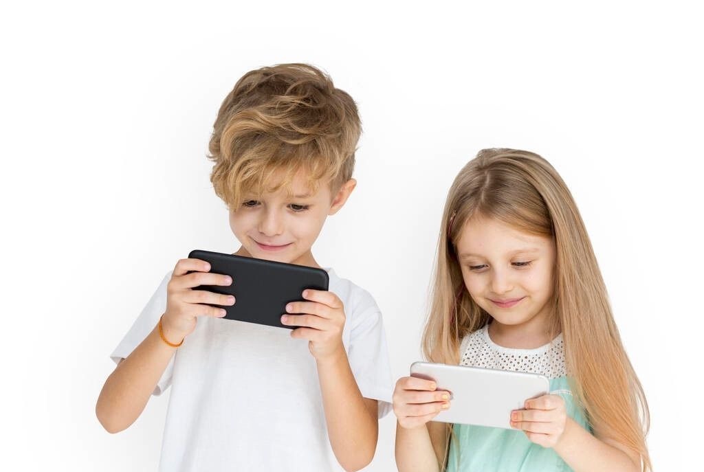 好奇心|不哭了,妈妈把手机还给你。到底该不该让孩子玩手机?答案来了