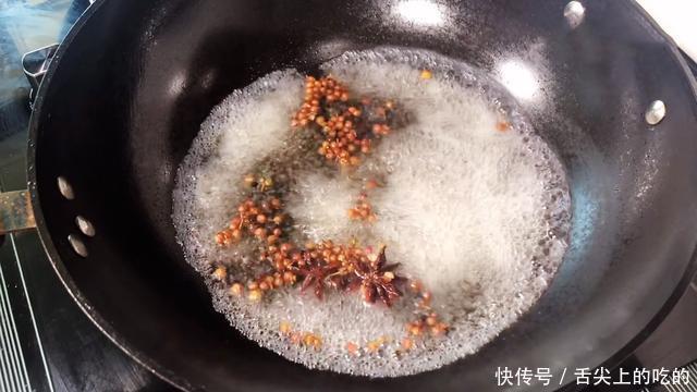 调肉馅时,先放油还是先放水记住这一点,饺子馅鲜嫩多汁无腥味