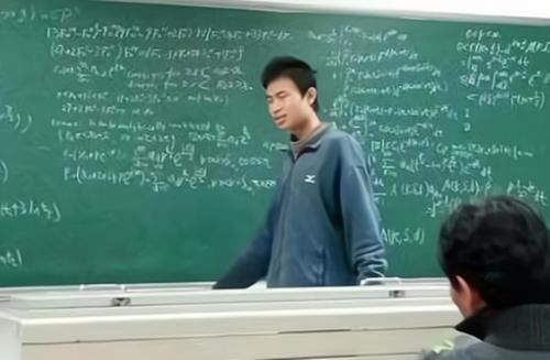 板书@北大“韦神”再次走红,板书好似视觉盛宴,老师都表示称赞