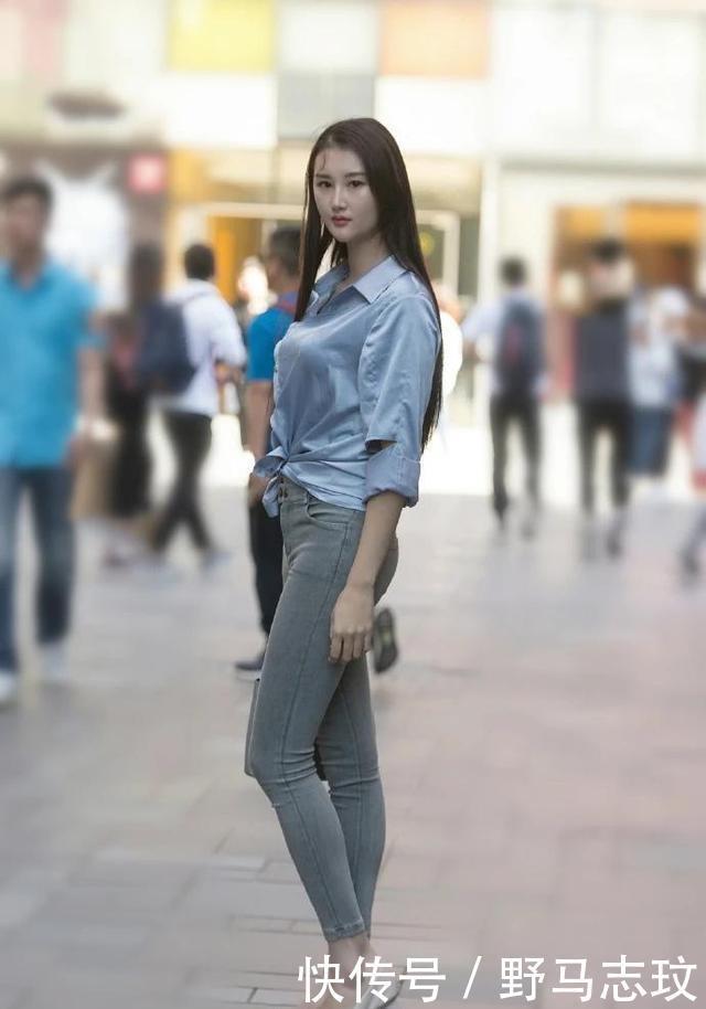青春|身材好的女生这样穿真好看, 蓝色衬衫搭配牛仔裤, 彰显青春活力