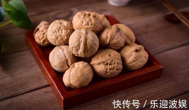 营养物质|核桃早上吃还是晚上吃终于有答案了,告诉你最适合吃核桃的时间