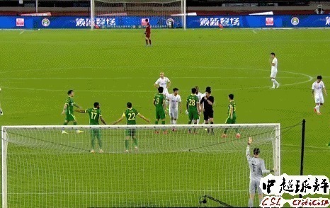 李海新|失控!于大宝今晚中超怒斥名哨李海新:2人紧张对峙多人拉架!