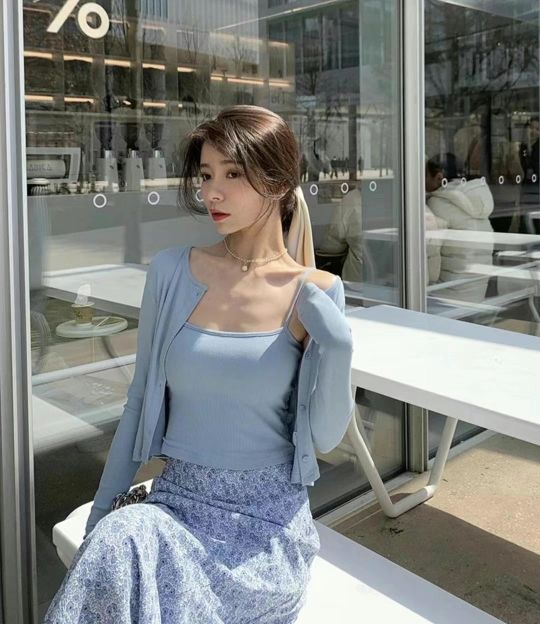 女生必穿的吊带配上碎花裙，这样穿真的是美炸了