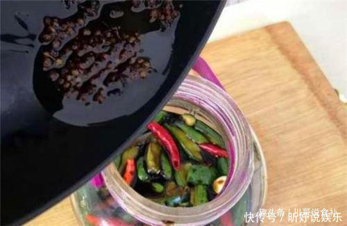 腌黄瓜,只需多加这一步,腌出的黄瓜又脆又绿,放半年也不坏