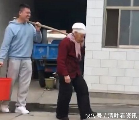 小伙|奶奶心疼孙子,执意要替孙子分担,孙子的做法让大家竖起大拇指!