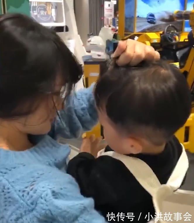 对打|都没长大2岁萌娃调皮打妈妈,90后宝妈竟和儿子对打,哭笑不得