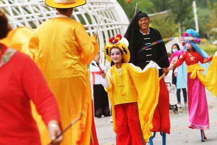延庆区高跷协会@锣鼓铿锵木跷当当 迎面耍来高跷少年