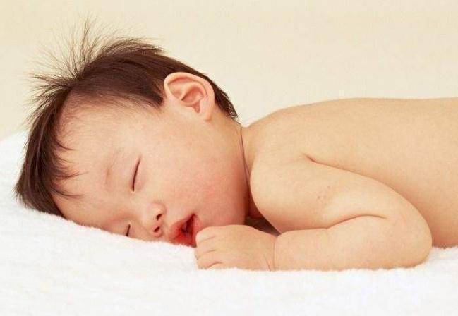 踢被子|宝宝睡觉踢被子不要担心，原因可能是这样，几个方法轻松解决