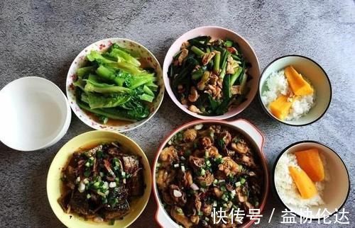 清炒油麦菜|出差回家,老公亲手做晚餐,4道菜配红薯饭,网友:这老公真厉害