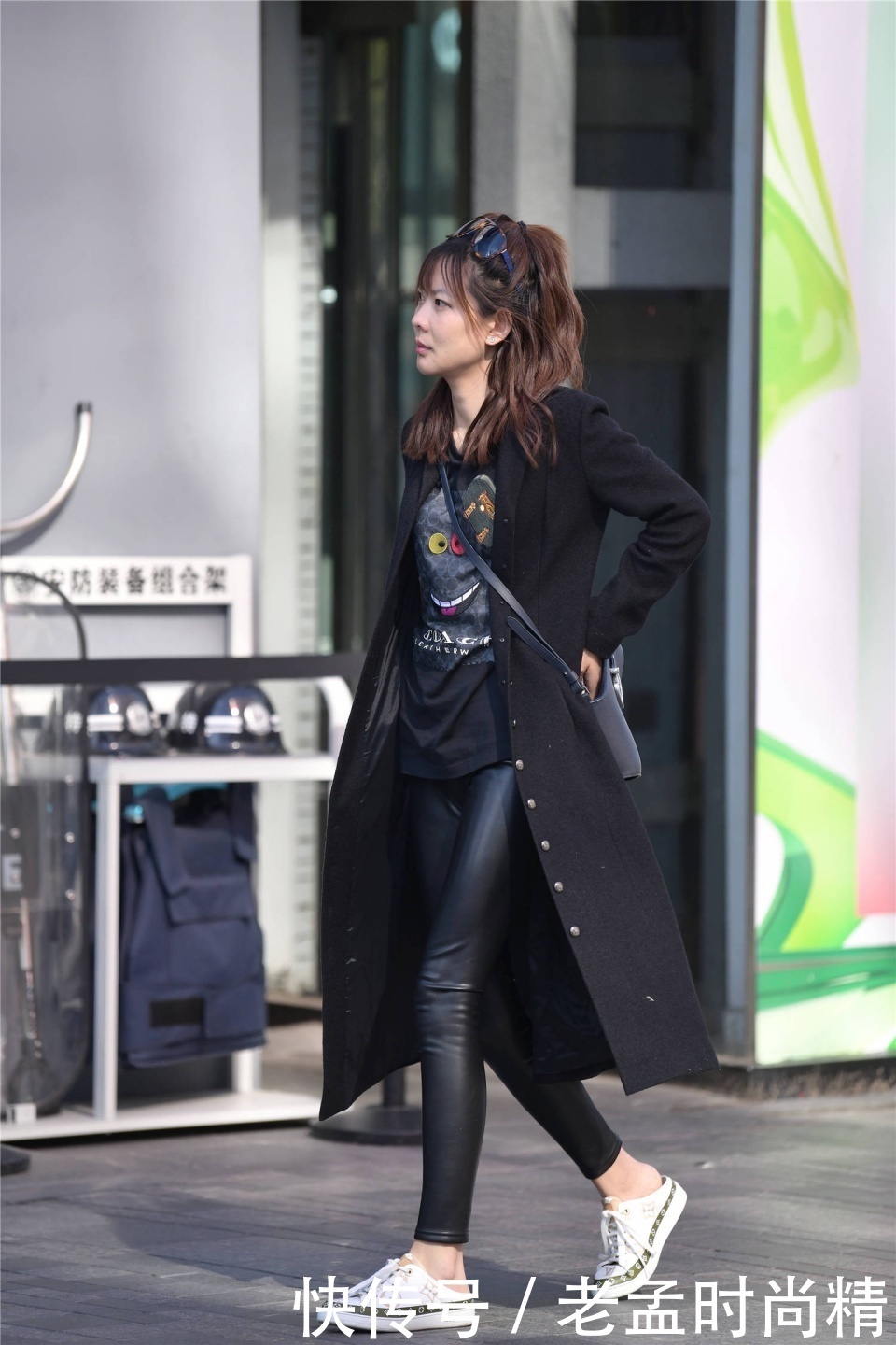 更好衬托|紧身皮裤搭配风衣,如果把平底鞋换成高跟鞋,是不是会更好呢?