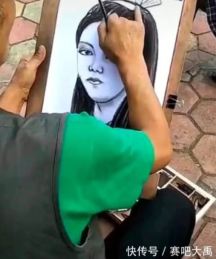 女生|画师给女生画“自画像”,被批画的差,看到真人后,错怪他了