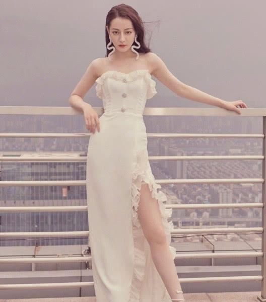 高跟鞋 热巴的脚有多小看清她穿高跟鞋时的大脚趾头,真的尽力了