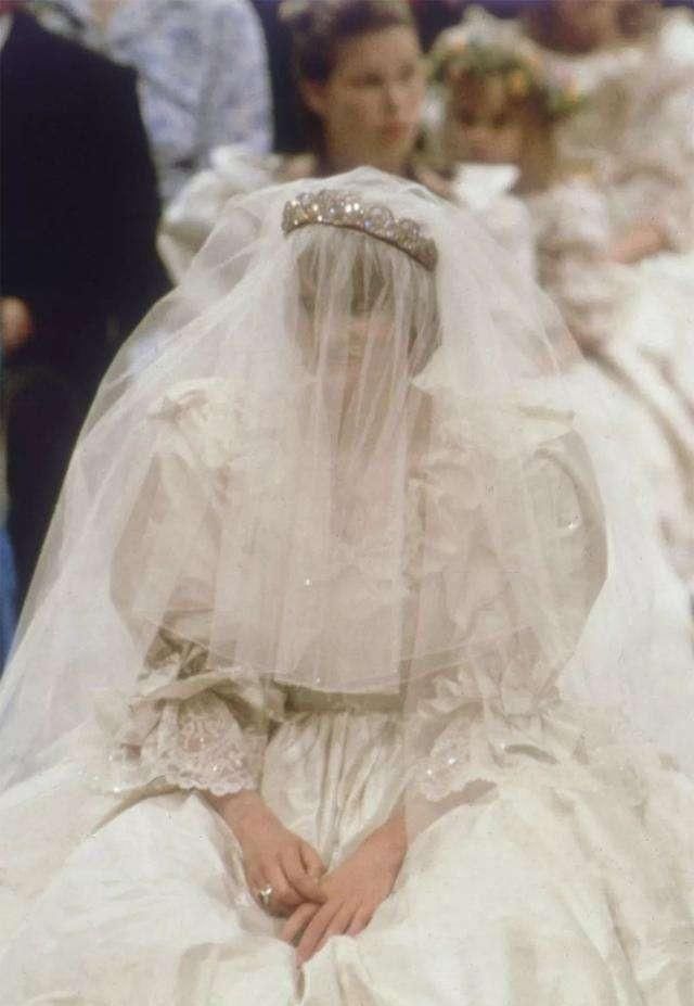 蕾丝|各国王妃的婚礼头纱设计,丹麦王妃的最华丽、梅根的很用心