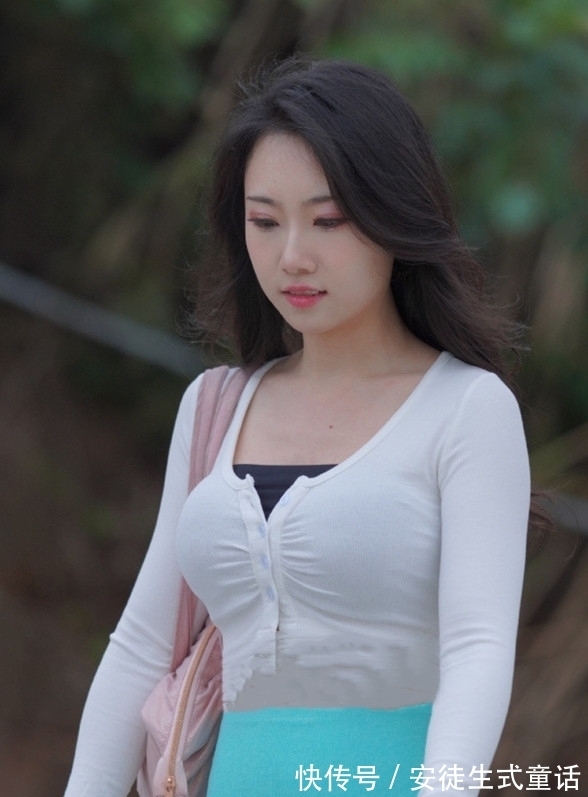 小姐姐 白色小衫搭配青色紧身瑜伽裤,气场强大,吸睛又时髦