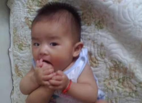 小宝宝|小宝宝将脚丫放进嘴里,细细品尝之后皱起眉头,表情让人哭笑不得