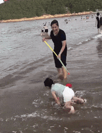 |搞笑GIF:撞衫不可怕 谁小谁尴尬