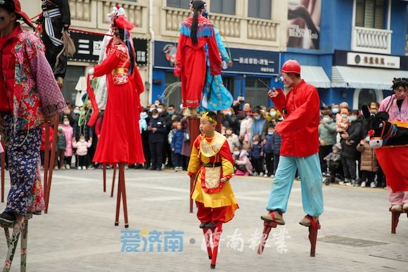 民间艺术|5岁济南萌娃踩高跷：看传统民间艺术在成长中传承