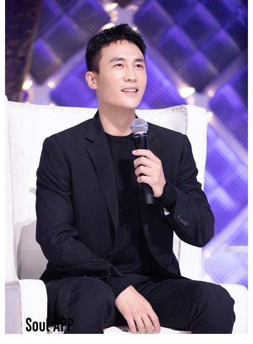 《追光吧！》二公舞臺(tái)致敬人民子弟兵 追光者體驗(yàn)準(zhǔn)軍事化訓(xùn)練展男兒血性