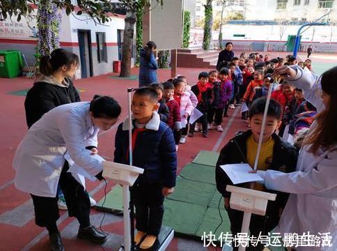 男孩|8岁男孩缺钙不长个,父母不知,身体停止发育,医生:家长太疏忽