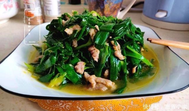翠绿|这样做的蒜苗炒肉丝,蒜苗鲜嫩翠绿,肉丝嫩滑美味,因多加这两步