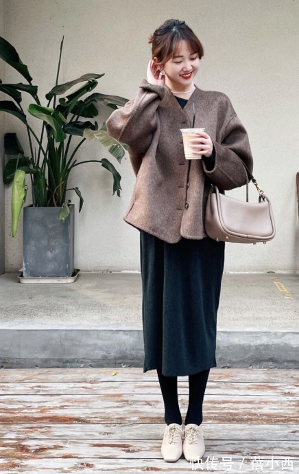 黑白配|新年如何让人眼前一亮?过膝半身裙必须安排上,优雅得体还时髦