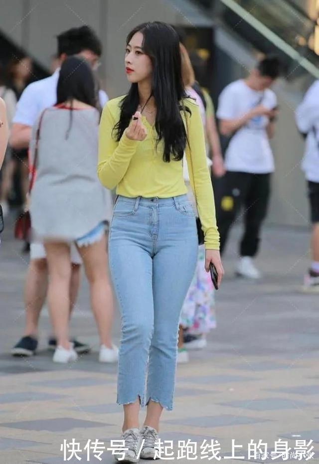 淑女风|浅色的毛绒上衣搭配蓝色牛仔裤,看上去很有淑女风的样子