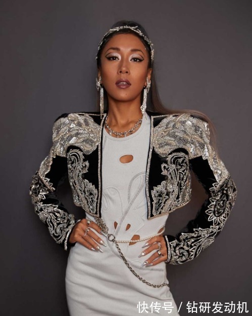 日常穿搭 建议中年女人日常穿搭多从以下3点去讨巧,比同龄人更显年轻