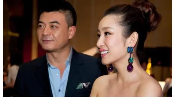 邹凯|42岁秦海璐，生活不能自理，如今王新军包揽家务贴身伺候
