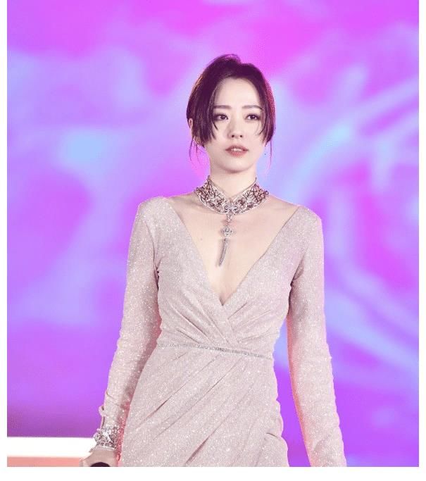 大哥|有一次，张靓颖去重庆开演唱会，“地头蛇”文强大哥请她吃饭