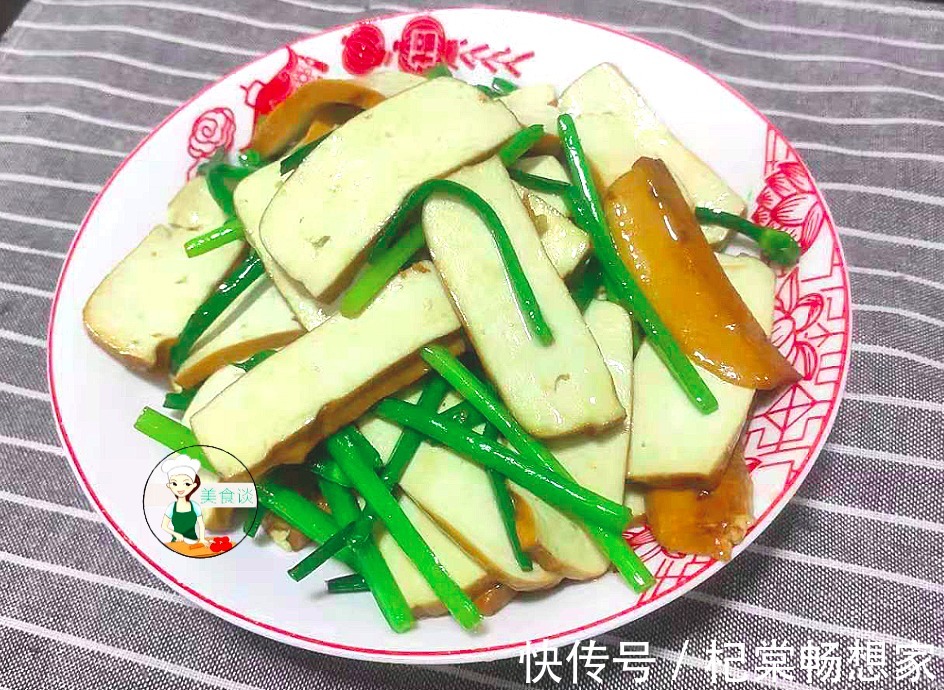 吃法|春天,此两样素菜一起炒,不放肉也很香,儿子爱吃,春天吃特营养